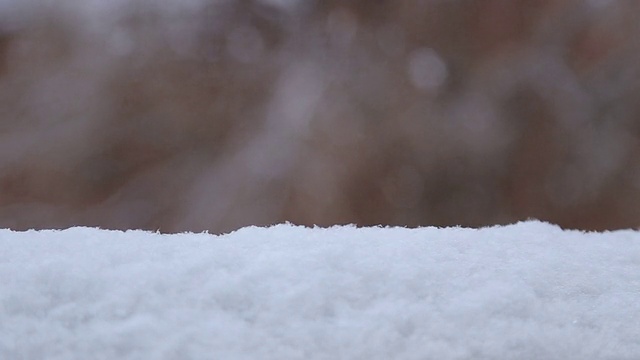 雪花落在雪堆上视频素材