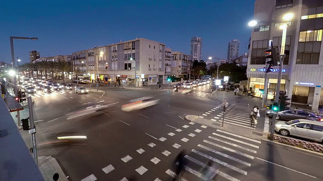 特拉维夫路口夜晚时间流逝视频素材