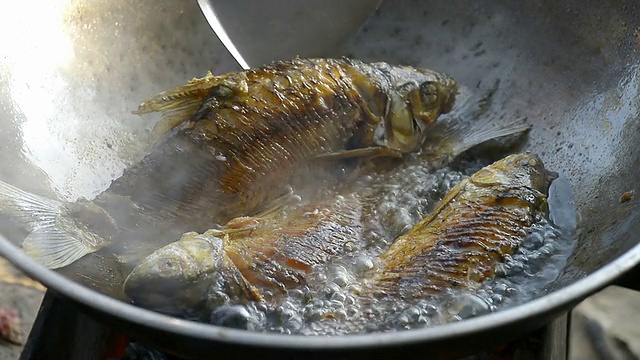 用平底锅煎鲜鱼视频素材