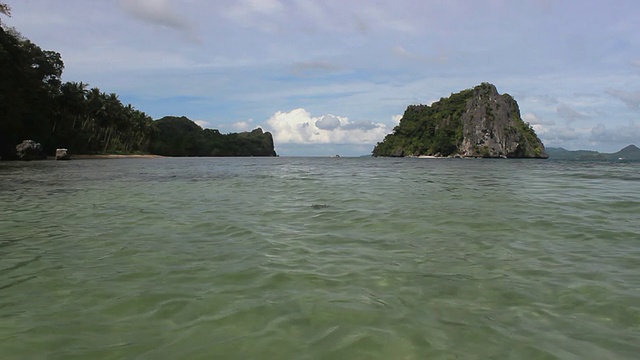 热带海滩与绿松石水和白沙视频素材