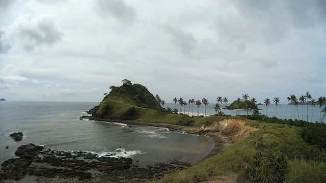 热带海滩与山，绿松石水和白沙视频素材