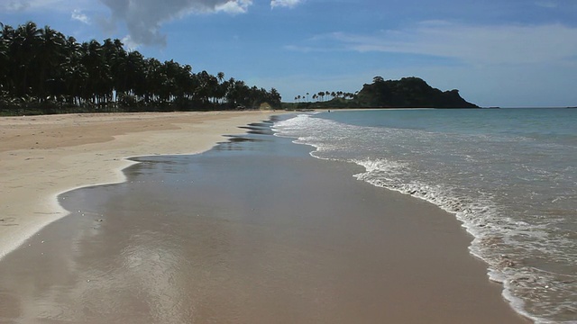 海浪在田园诗般的海滩与绿松石水和白色的沙子视频素材