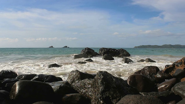 碧绿的海面上，巨浪拍打着岩石视频素材