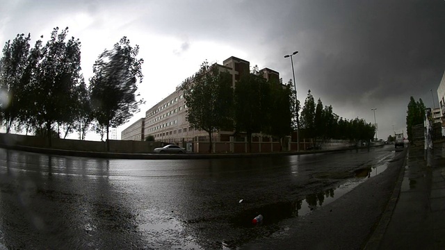 建筑和树木在大雨下的运动模糊视频素材