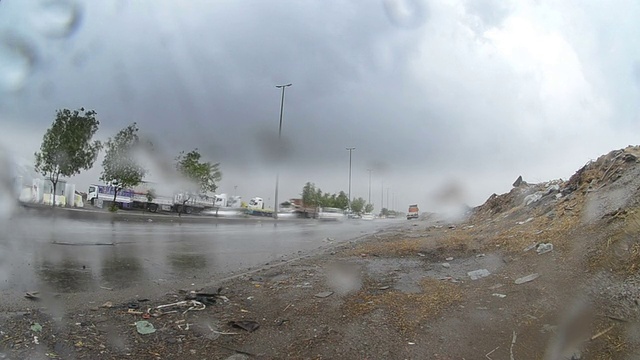 街上下着大雨，画面模糊视频素材