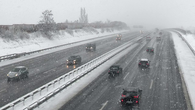 德国高速公路上下大雪视频素材