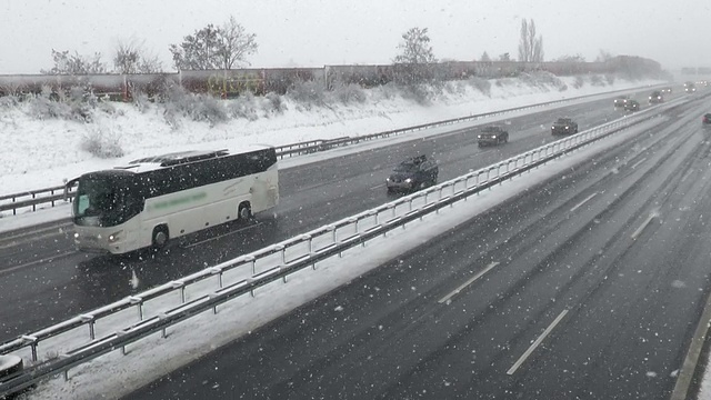 德国高速公路上下大雪视频素材