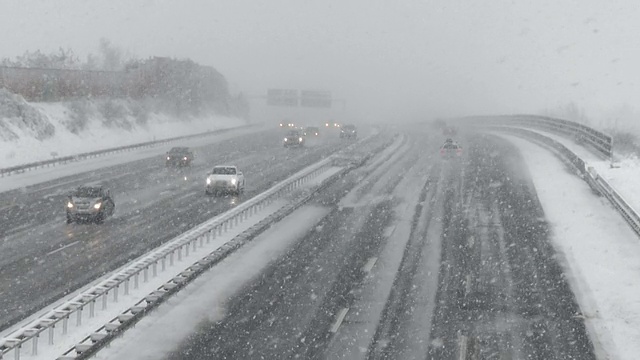 德国高速公路上下大雪视频素材