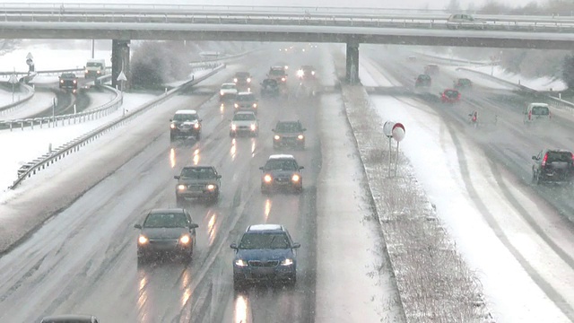 德国高速公路上下大雪视频素材