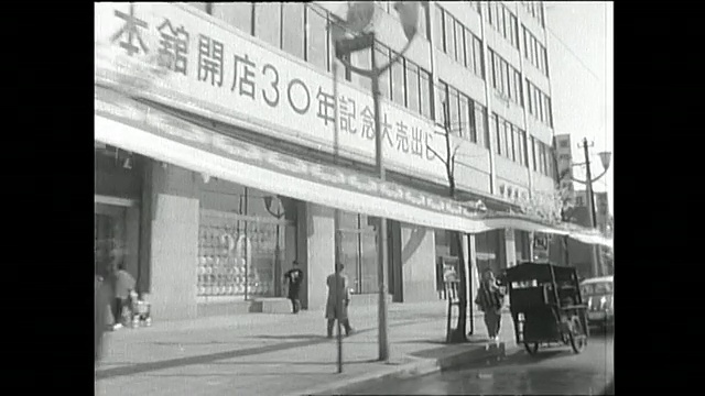 1959年在东京银座区开车视频素材