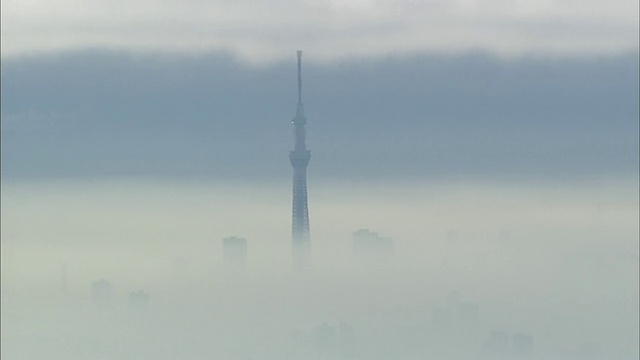 云层之上架起东京天空树视频素材