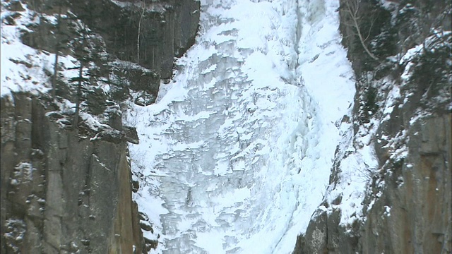 北海道的冬季瀑布视频素材