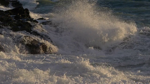 岩石上的波浪视频素材