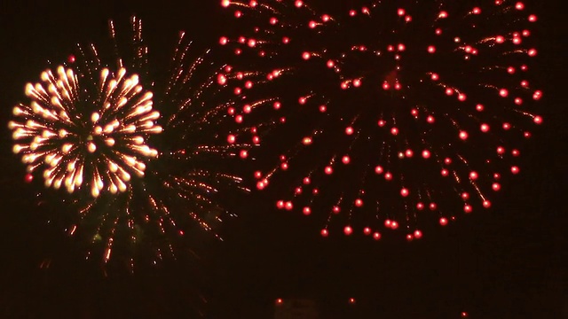 泰国南部巴东海滩新年烟花的高清镜头视频素材