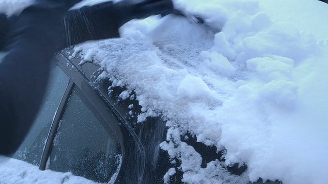 冬季驾驶-女人从一辆车清除雪视频素材