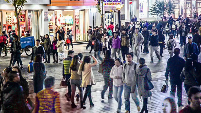 中国北京，2014年11月1日:中国北京王府井步行街繁忙的十字路口视频素材