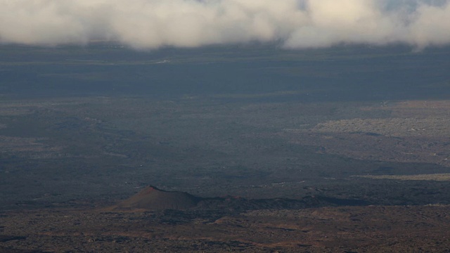 云移动在老火山口，莫纳罗亚视频素材