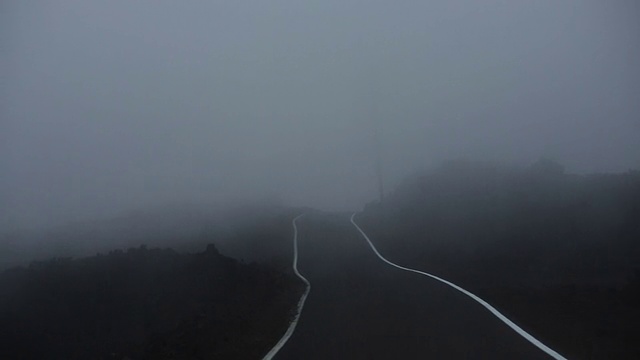 雾覆盖山路:莫纳罗亚，夏威夷视频素材