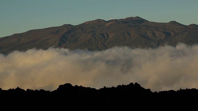 莫纳克亚火山，云和熔岩场视频素材