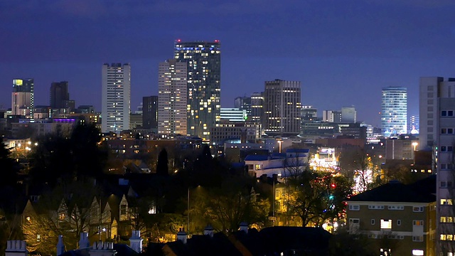 英国伯明翰市中心的夜景。视频素材