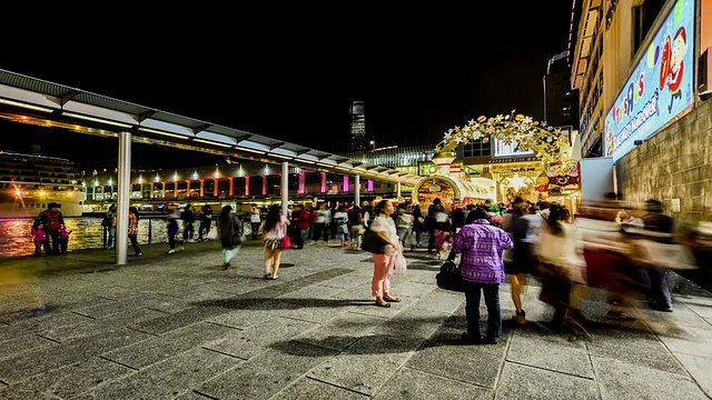 中国香港，2014年11月11日:中国香港海港城购物中心外的圣诞装饰和顾客视频素材