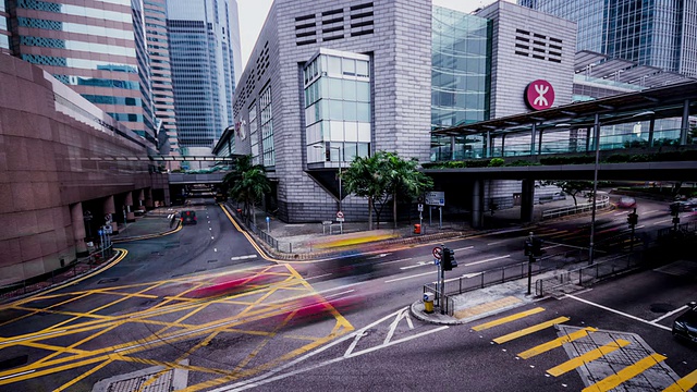 中国香港，2014年11月14日:中国香港市中心繁忙的交通视频下载