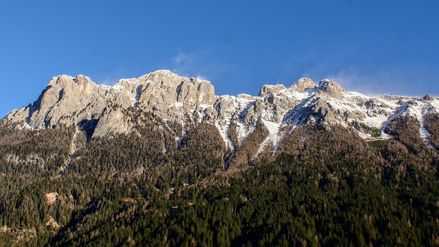 白云石阿尔卑斯山，山脊，山顶上吹雪，狂风，视频素材