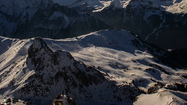 雾翻滚在山顶，波多伊关口，卡纳塞滑雪胜地视频素材