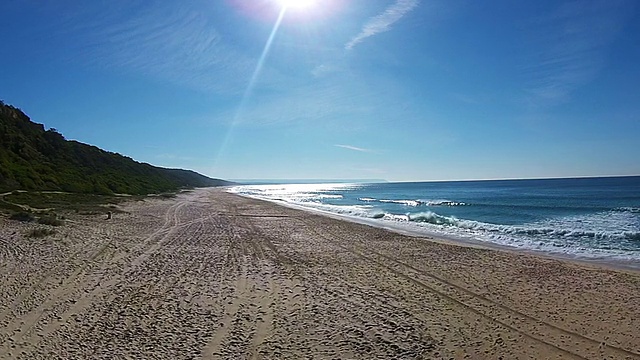 海浪撞击海滩，鸟瞰图视频素材