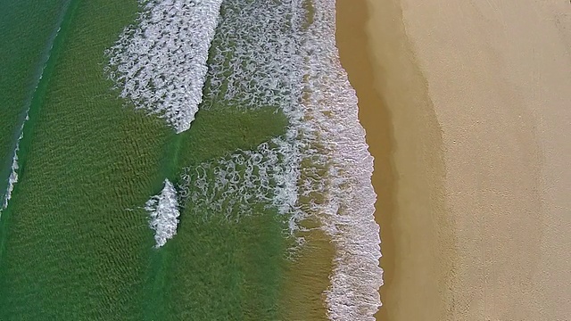 海浪撞击海滩，鸟瞰图视频素材