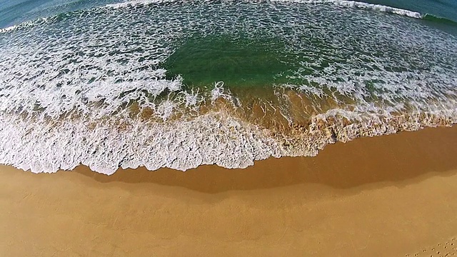 海浪撞击海滩，鸟瞰图视频素材