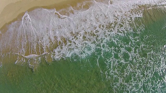 海浪撞击海滩，鸟瞰图视频素材