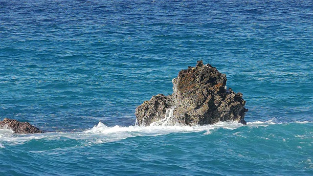 海浪拍打着石滩，慢镜头视频素材