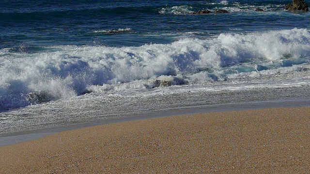 海浪撞击海滩，慢镜头视频素材