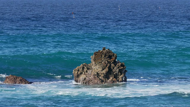 海浪冲击着石滩，特写视频素材