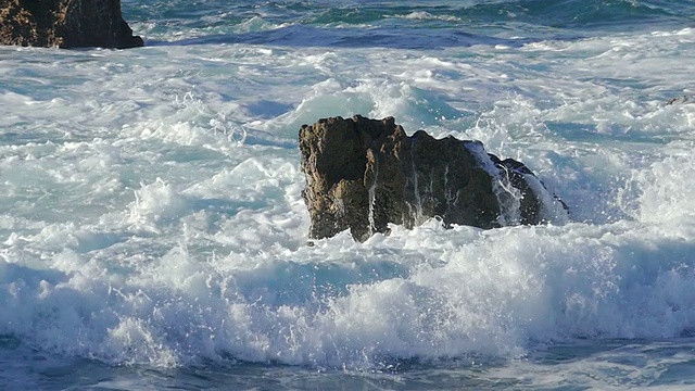 海浪拍打着石滩，慢镜头视频素材