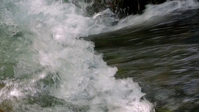 湍急的河水奔流。声音。特写镜头。视频素材