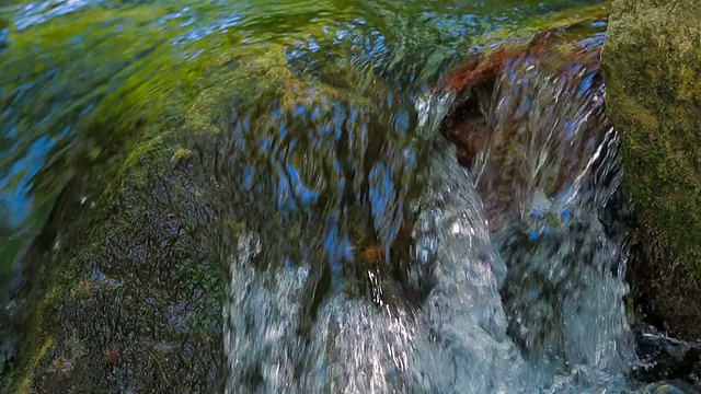 从岩石上落下的水。带声音的特写镜头。视频素材