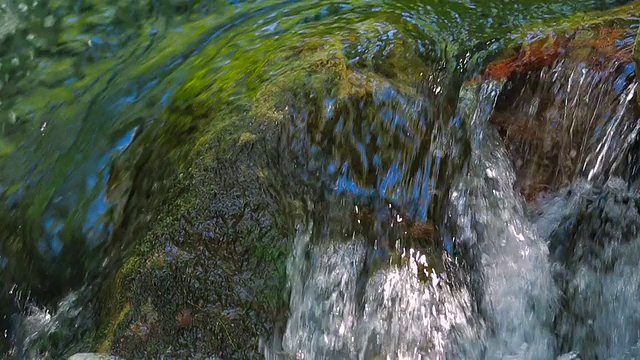 从岩石上迅速落下的水流。带声音的特写镜头。视频素材