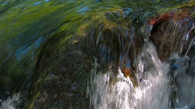 水流急速下降。带声音的特写镜头。视频素材