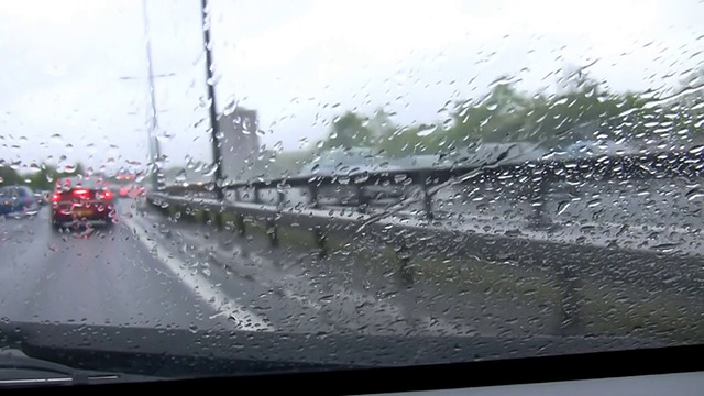 雨天繁忙的高速公路视频素材