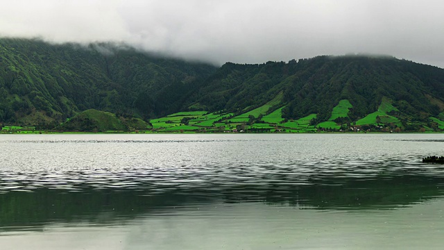 雾流的山和湖在火山口，时间推移视频素材