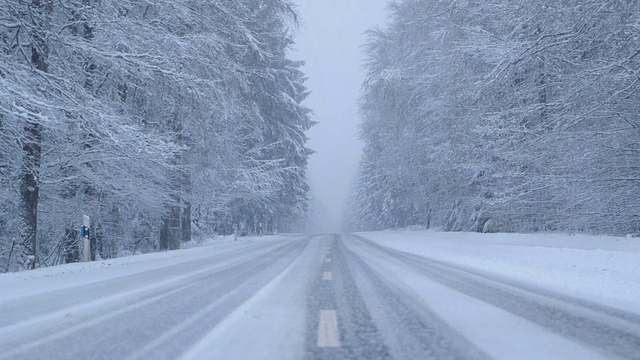 黄昏时分，山路上大雪纷飞视频素材