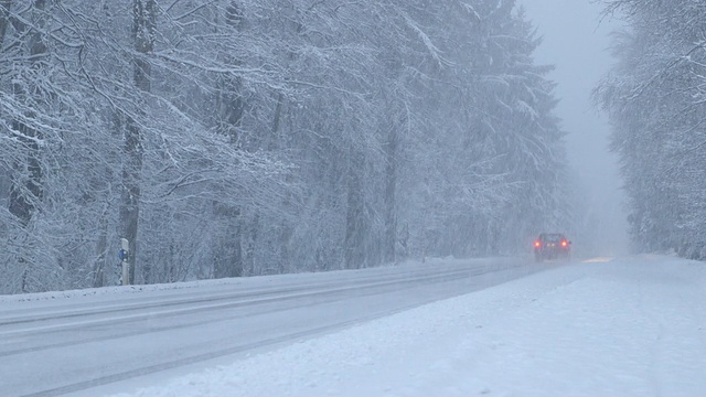 黄昏时分，山路上大雪纷飞视频素材