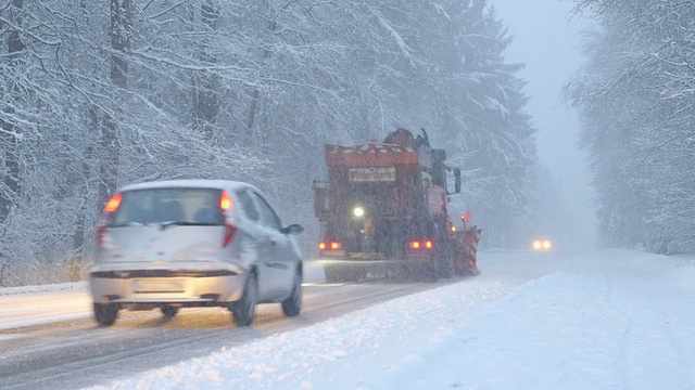 黄昏时分，山路上大雪纷飞视频素材