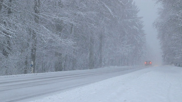 黄昏时分，山路上大雪纷飞视频素材