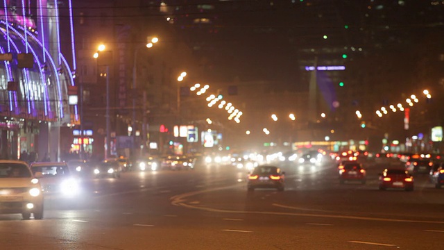 大城市夜间街道上汽车的蒸汽视频素材