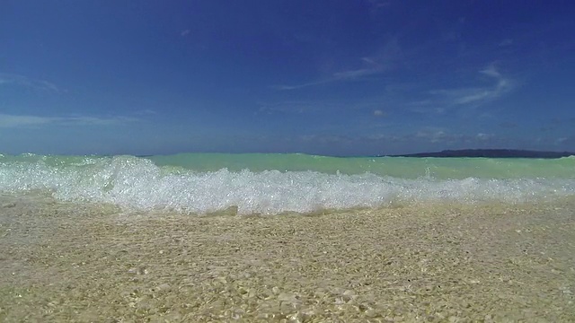 水下碧绿的大海，从沙滩上看。普克珠贝海滩,长滩岛视频素材