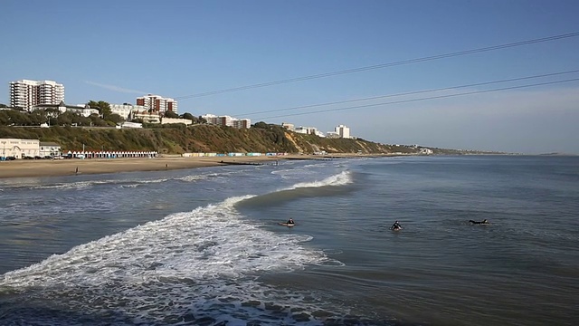 英国多塞特郡伯恩茅斯海滩上的海浪视频素材