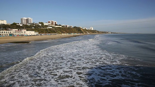 英国多塞特郡伯恩茅斯海岸的海浪视频素材